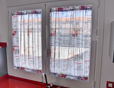 Colocar portavisillos en la ventana sin hacer agujeros - Bricomanía  Visillos  para ventanas, Cortinas de ventana de cocina, Ideas de cortinas de cocina