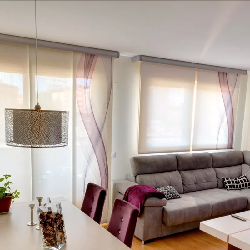 Salón comedor con galerías de aluminio plata sobre los estores enrollables