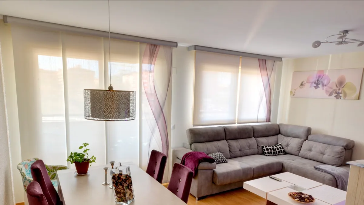 Salón comedor con galerías de aluminio plata sobre los estores enrollables