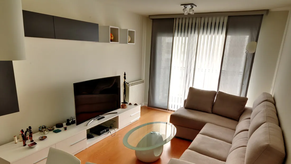 Salón con paneles japoneses en el ventanal