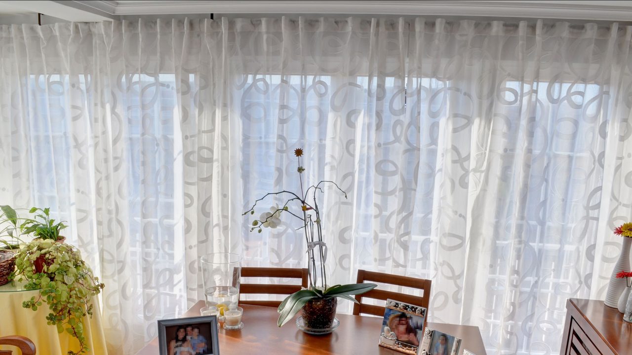 Visillo fruncido estampado en el comedor, de techo a suelo