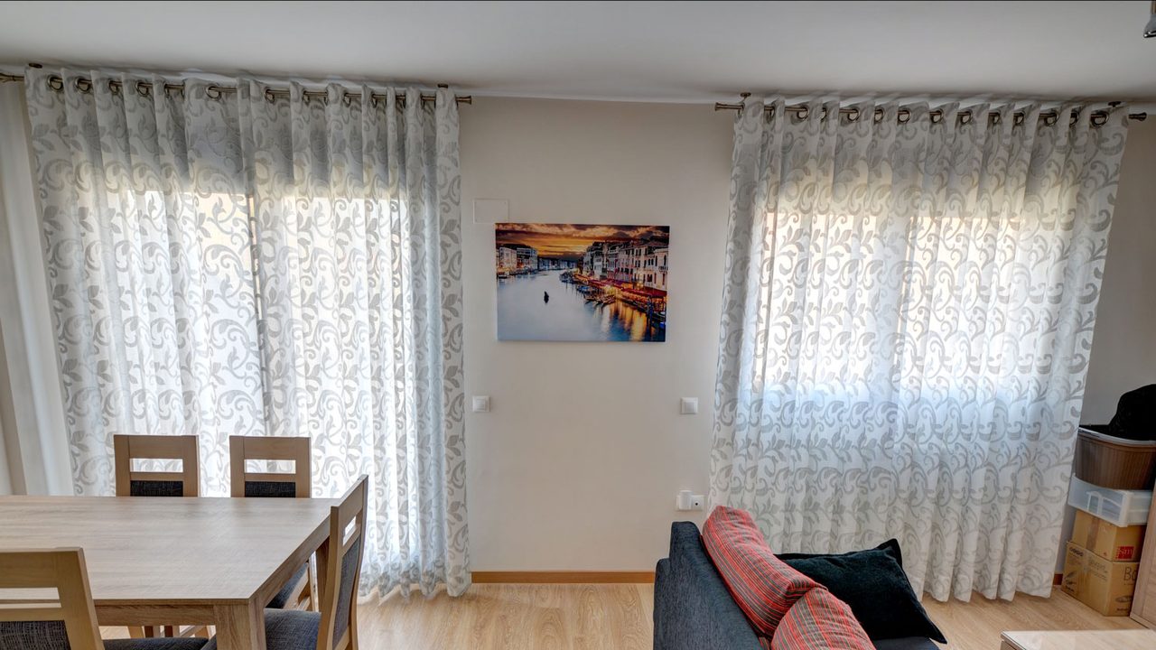 Visillos de ollaos estampados en el comedor y el salón de una misma estancia