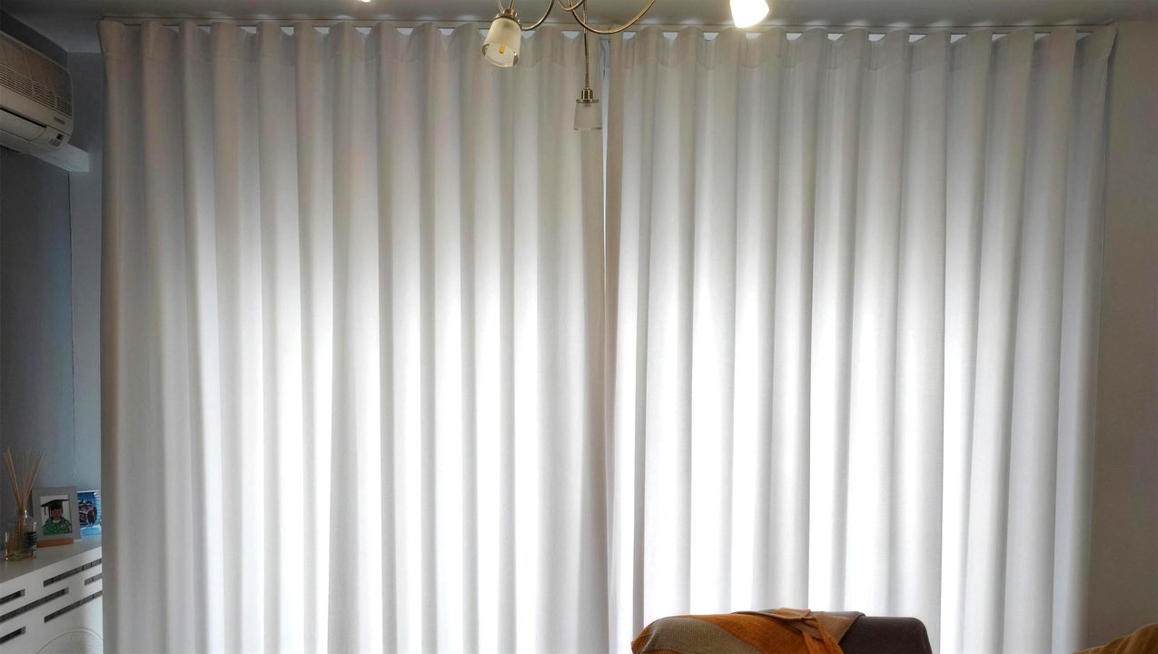 Visillo blanco de onda perfecta a lo ancho de todo un salón
