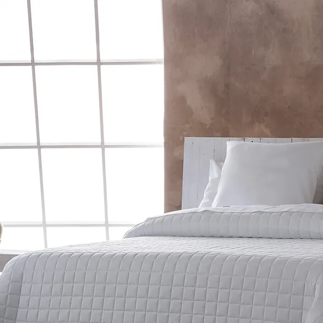 Bouti Izan: bouti acolchada en blanco, con pespunte de cuadros