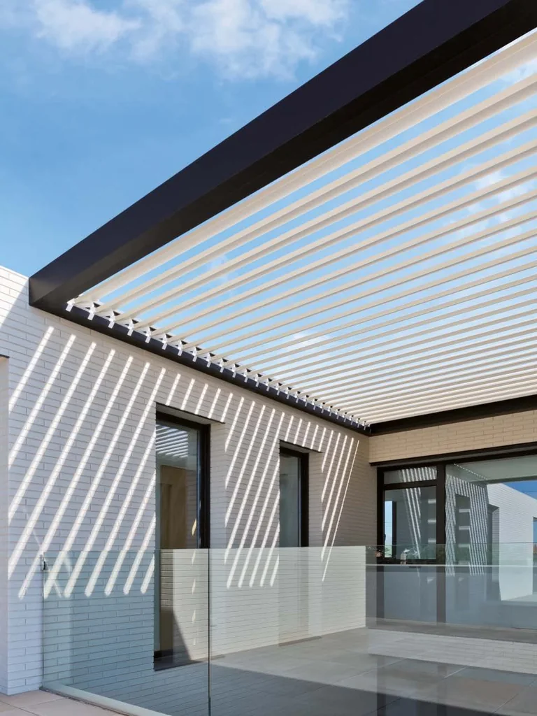 Pérgola bioclimática de lamas orientables en una terraza