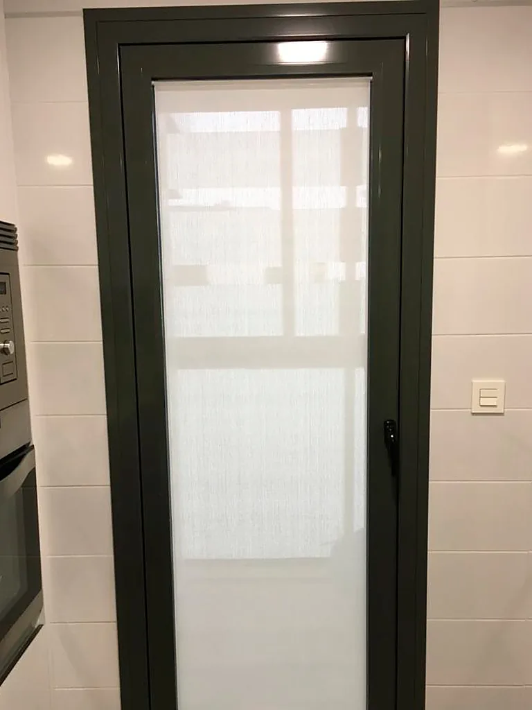 Puerta de cocina con un gusanillo screen Helios blanco, plano dentro del marco