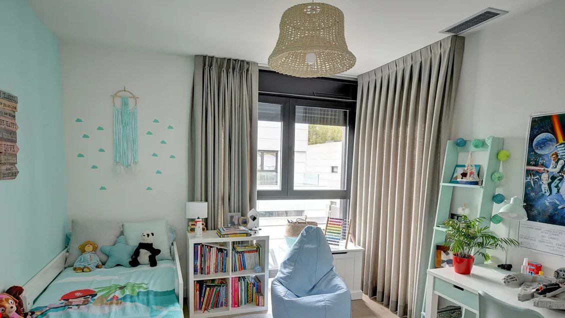 Habitación infantil con cortinas de tablas de techo a suelo, instaladas por nosotros