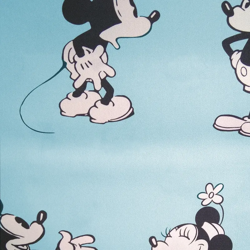 Tela Disney Mickey, modelo A en azul: Mickey y Minnie sobre fondo azul claro