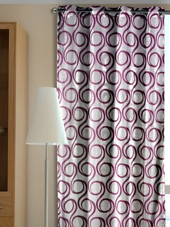 Cortina de ollaos VD-5060: visillo claro estampado con espirales en berenjena, colgado de una barra