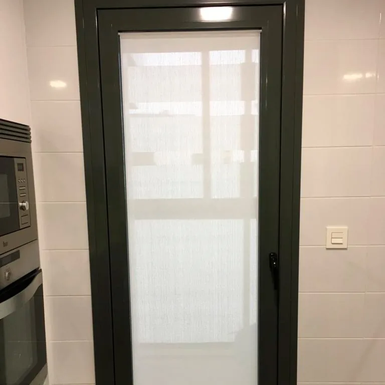 Puerta de cocina con gusanillo de tejido screen, plano sobre el cristal