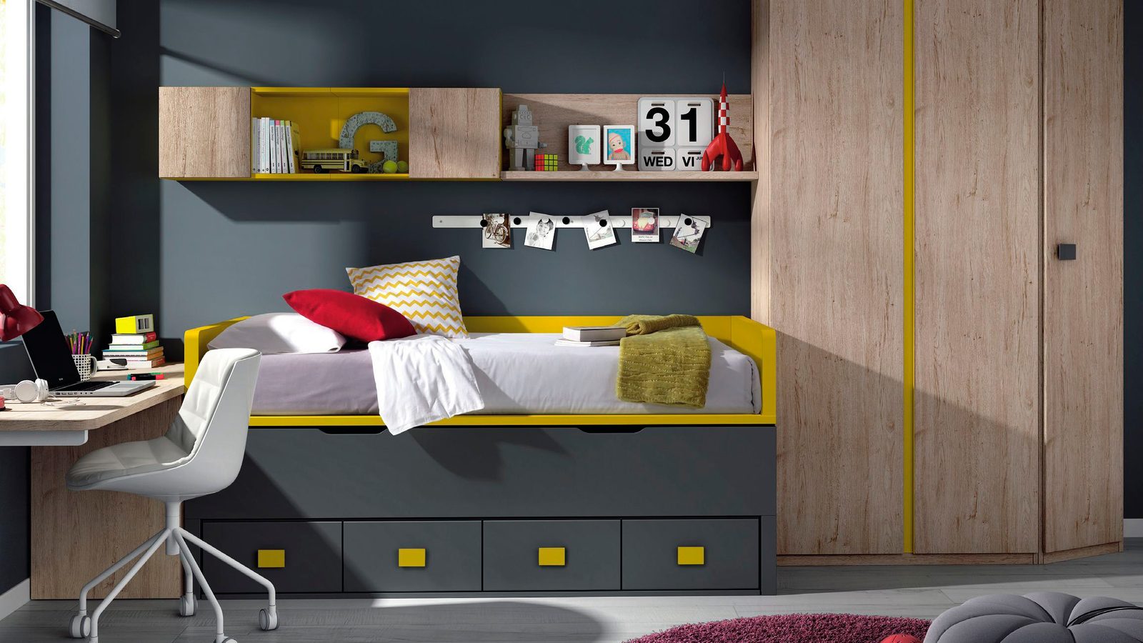 Habitación juvenil con compacto gris y amarillo de cuatro cajones, escritorio y armario rinconero de madera, sobre una pared gris oscura