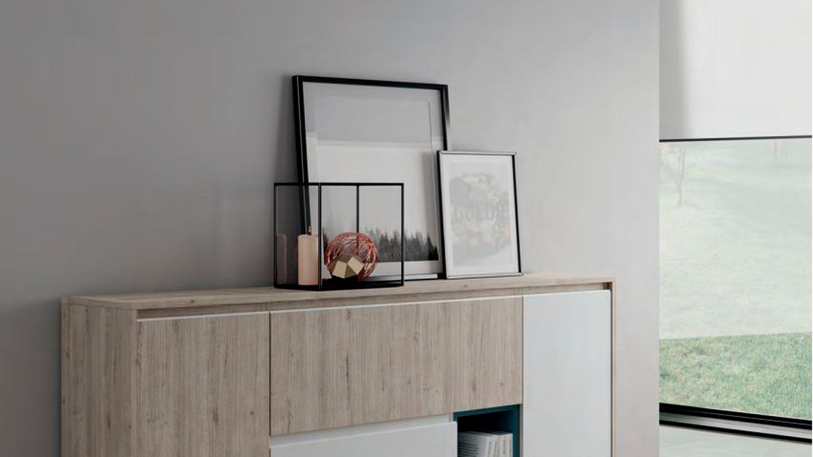 Salón con aparador de madera clara y blanco, marcos y un jarrón encima