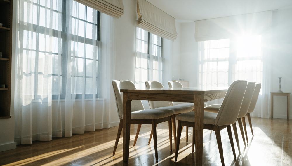 Comedor luminoso con visillos y estor de paquete