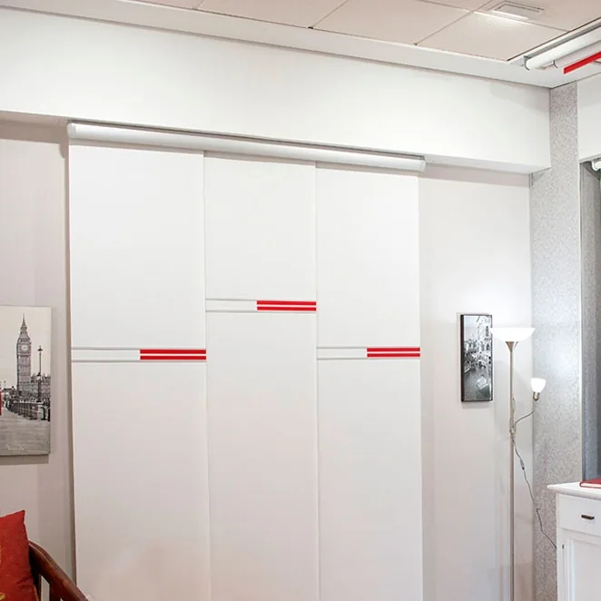 Panel japonés decorativo blanco con varillas rojas