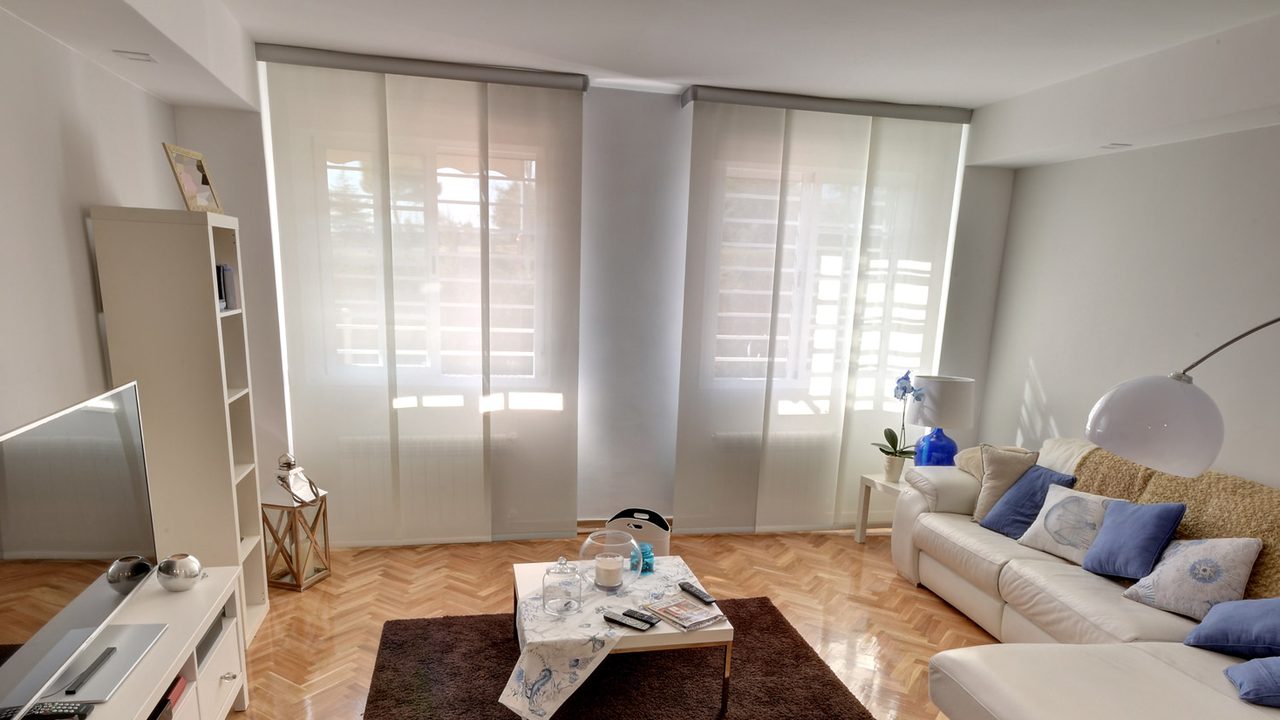 Paneles japoneses screen en los dos ventanales de un salón