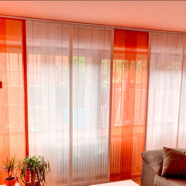 Paneles japoneses de rayas en naranja y blanco en un salón