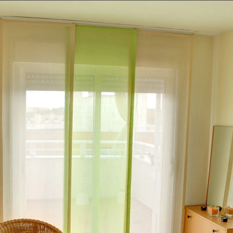 Paneles japoneses lisos en verde y blanco en un dormitorio