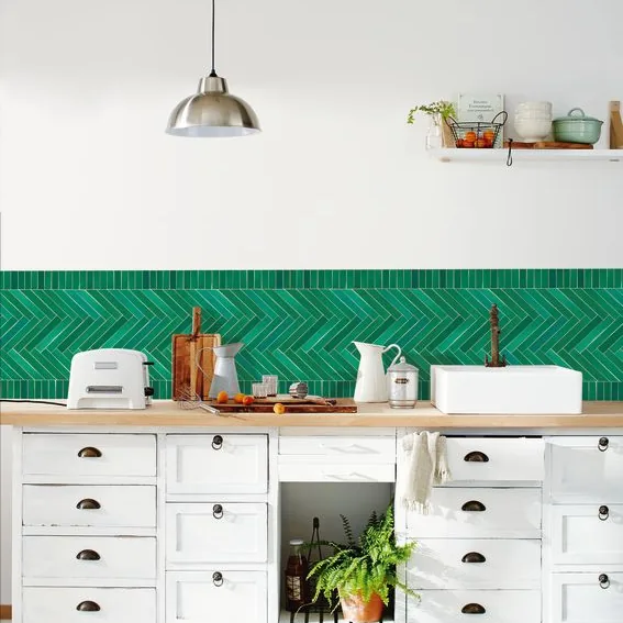 Cocina blanca con una franja de papel pintado verde en espiga
