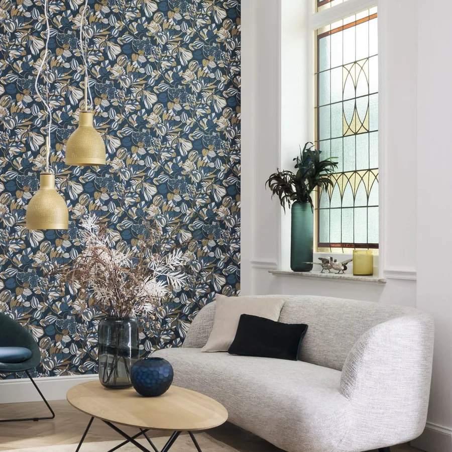 Salón con una pared de papel pintado de flores en azul