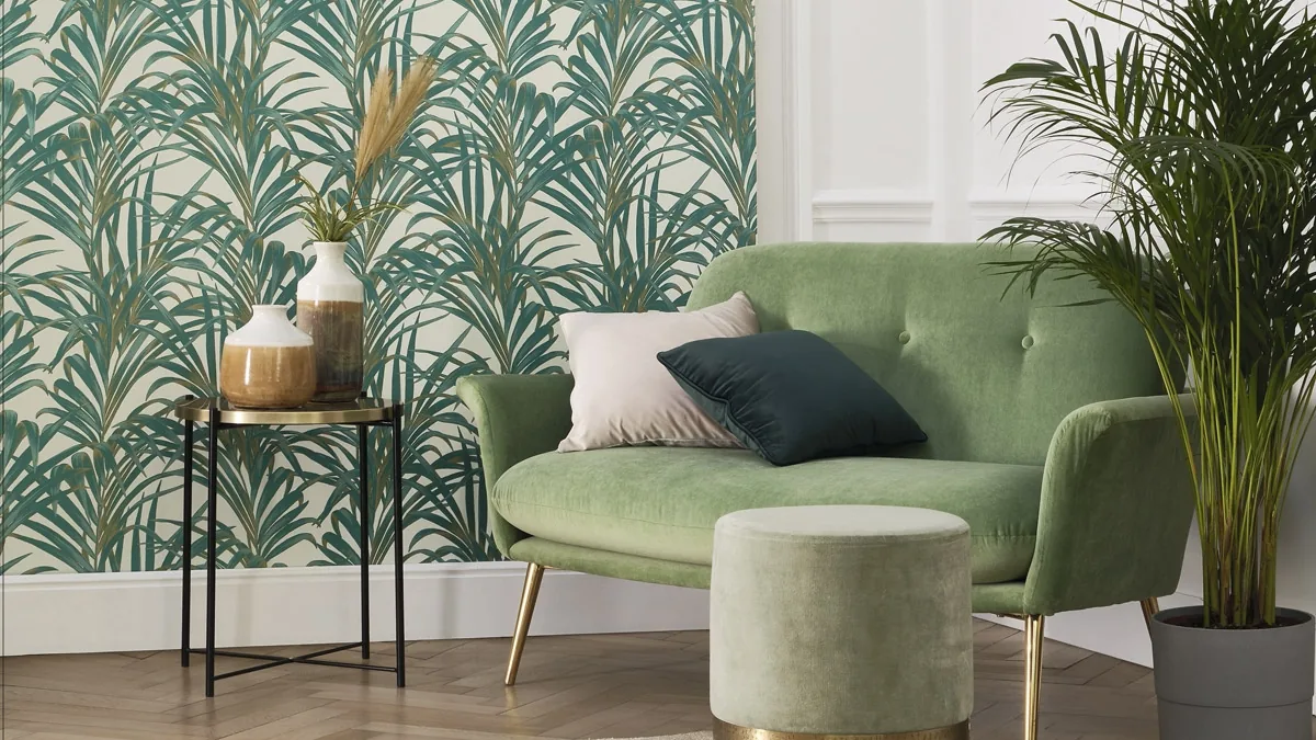 Salón con papel pintado de palmeras verdes y sofá verde