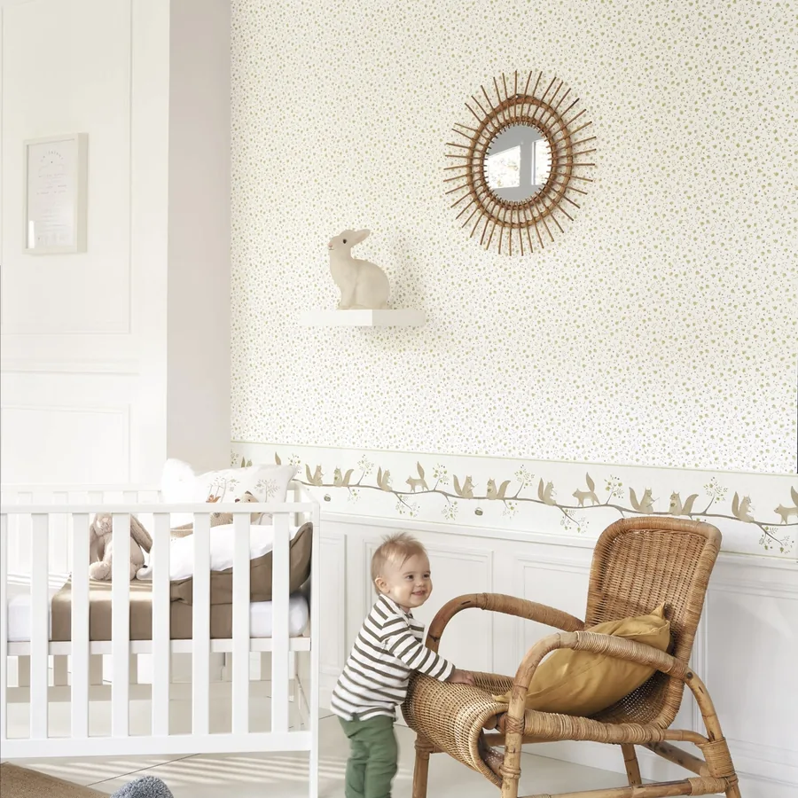 Habitación de bebé con papel pintado infantil y cenefa de animales