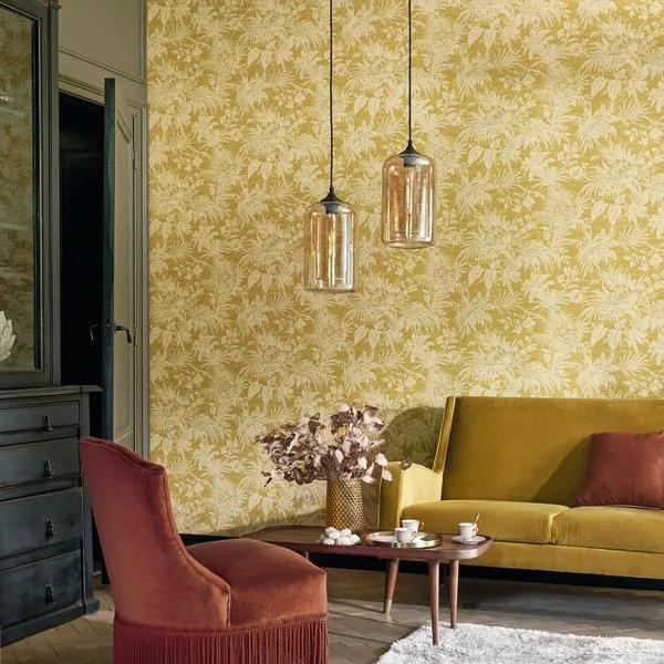Salón con papel pintado de hojas en amarillo