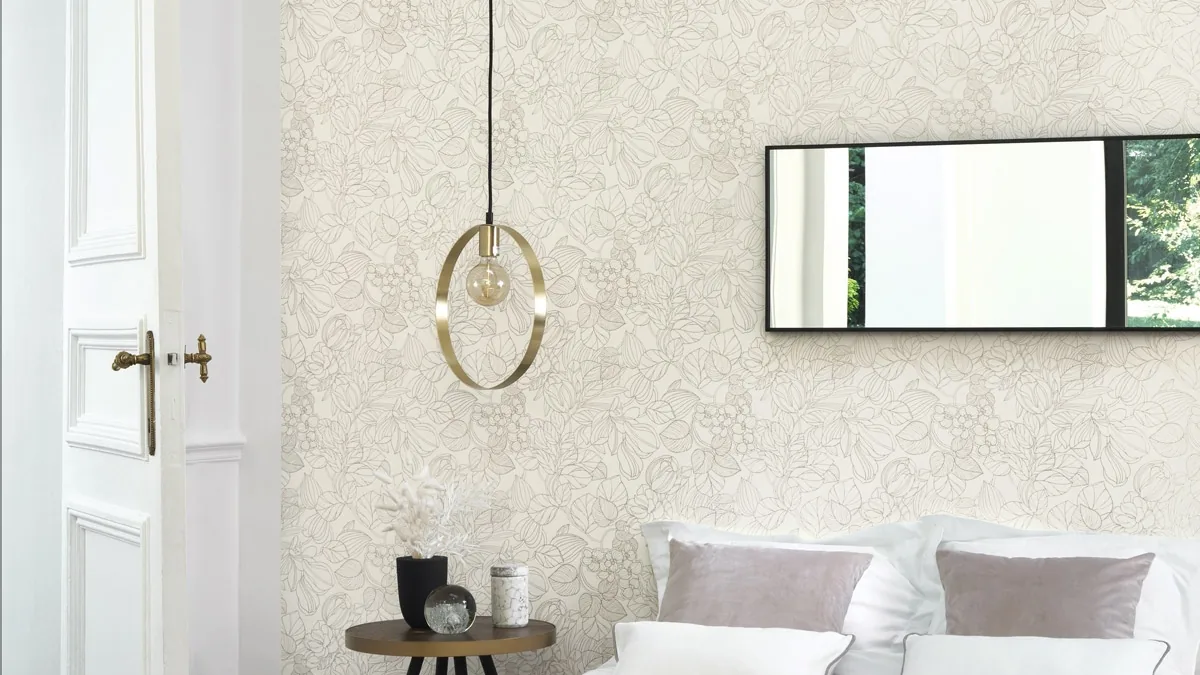 Dormitorio claro con papel pintado de flores en relieve detrás de la cama