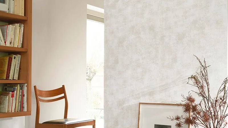 Salón luminoso con papel pintado liso de textura suave