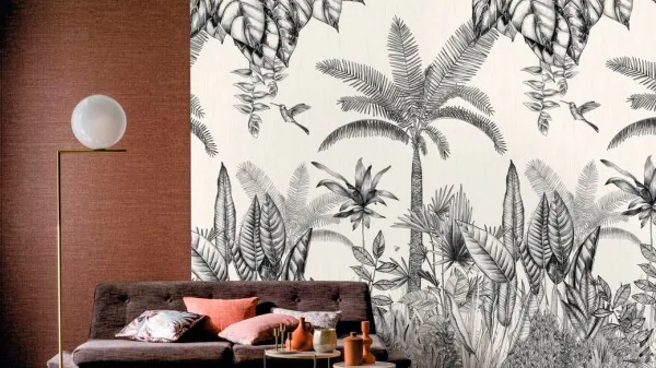 Salón con un mural de papel pintado de selva en blanco y negro detrás del sofá