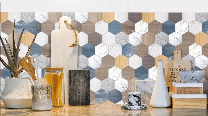 Encimera de cocina delante de una pared con papel pintado de hexágonos