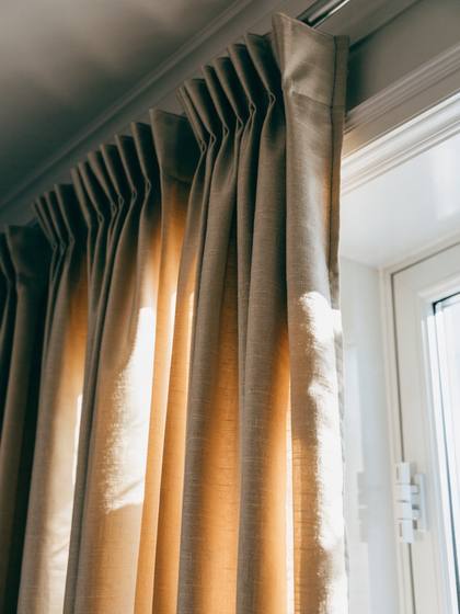 Cortinas de tablas de techo a suelo, a contraluz