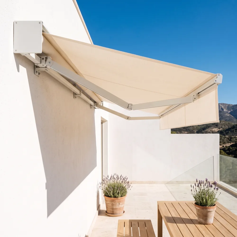 Toldo de brazo invisible a medio abrir, con los brazos articulados bajo la lona