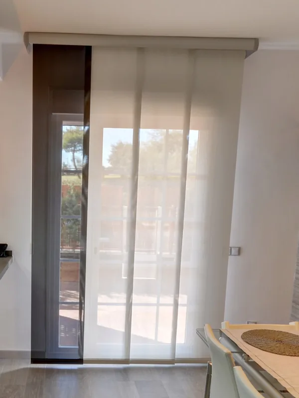 Paneles japoneses: Para las ventanas grandes y las puertas de terraza.
