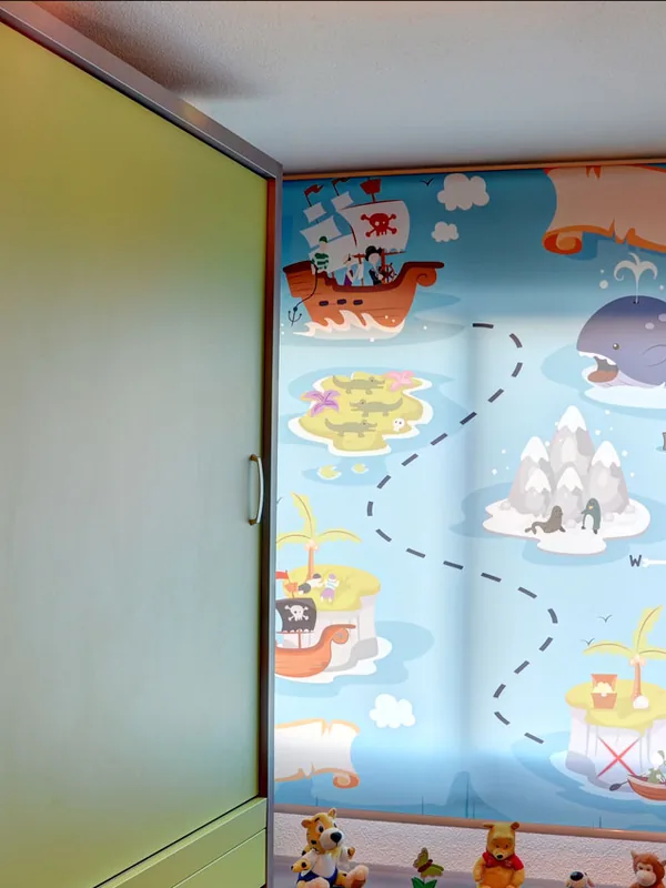 Estor enrollable fotográfico con un mapa de piratas en una habitación infantil