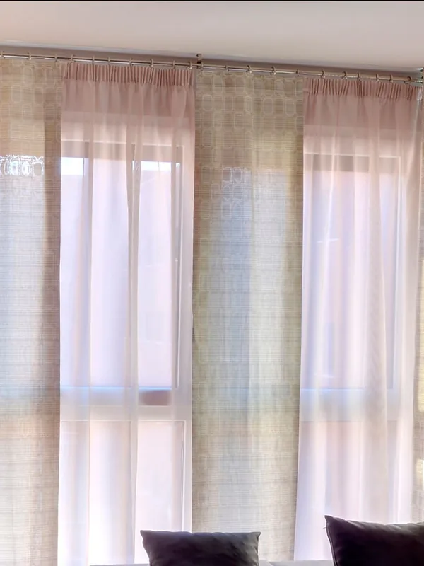 Cortinas fruncidas: Ligeras, con la cabecilla recogida en pliegues finos.