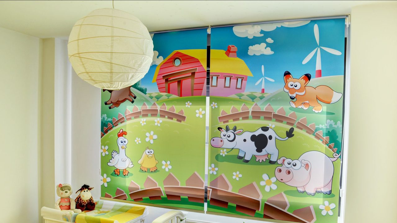 Habitación de bebé con un estor enrollable fotográfico de una granja