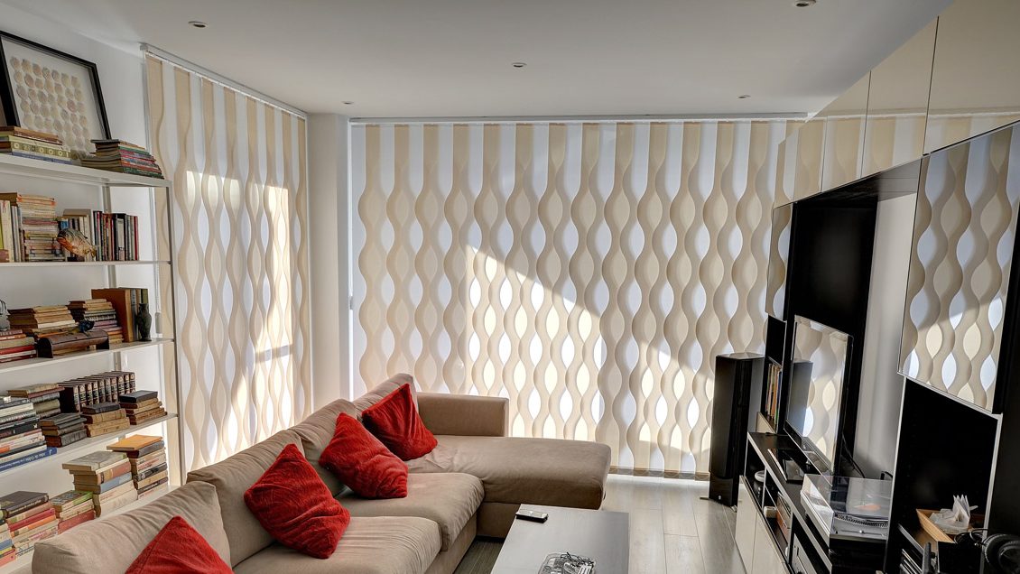 Salón con verticales de tejido decorativo de techo a suelo