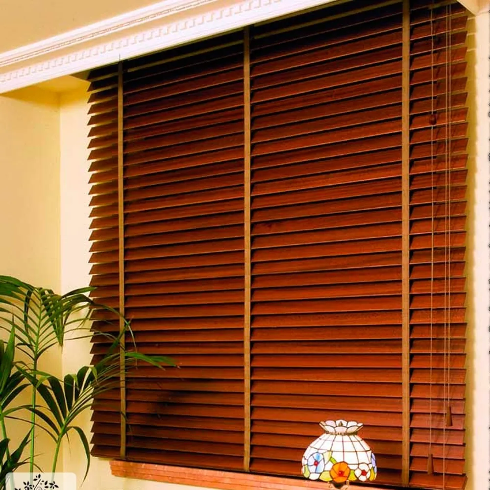 Veneciana de madera, en colores base y acabados especiales, con cordón o con cinta