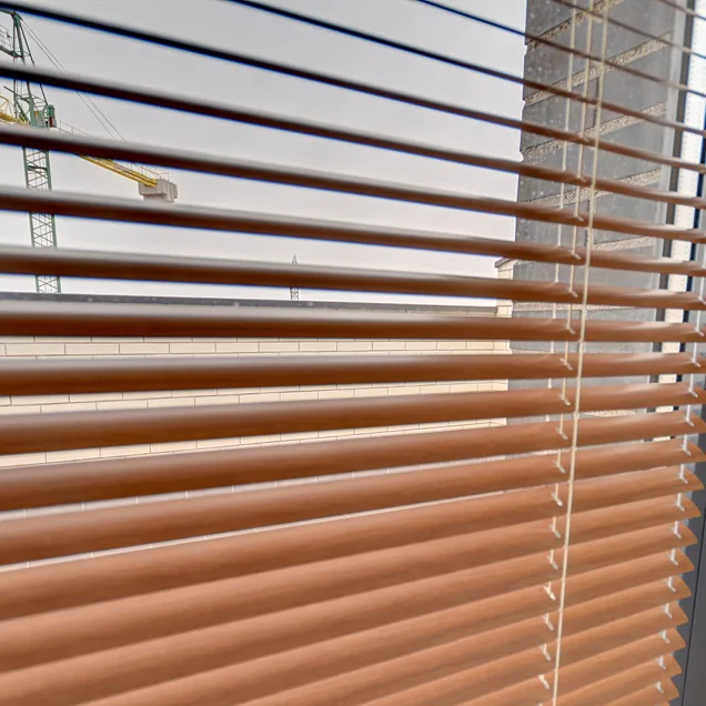 Veneciana de aluminio imitación madera