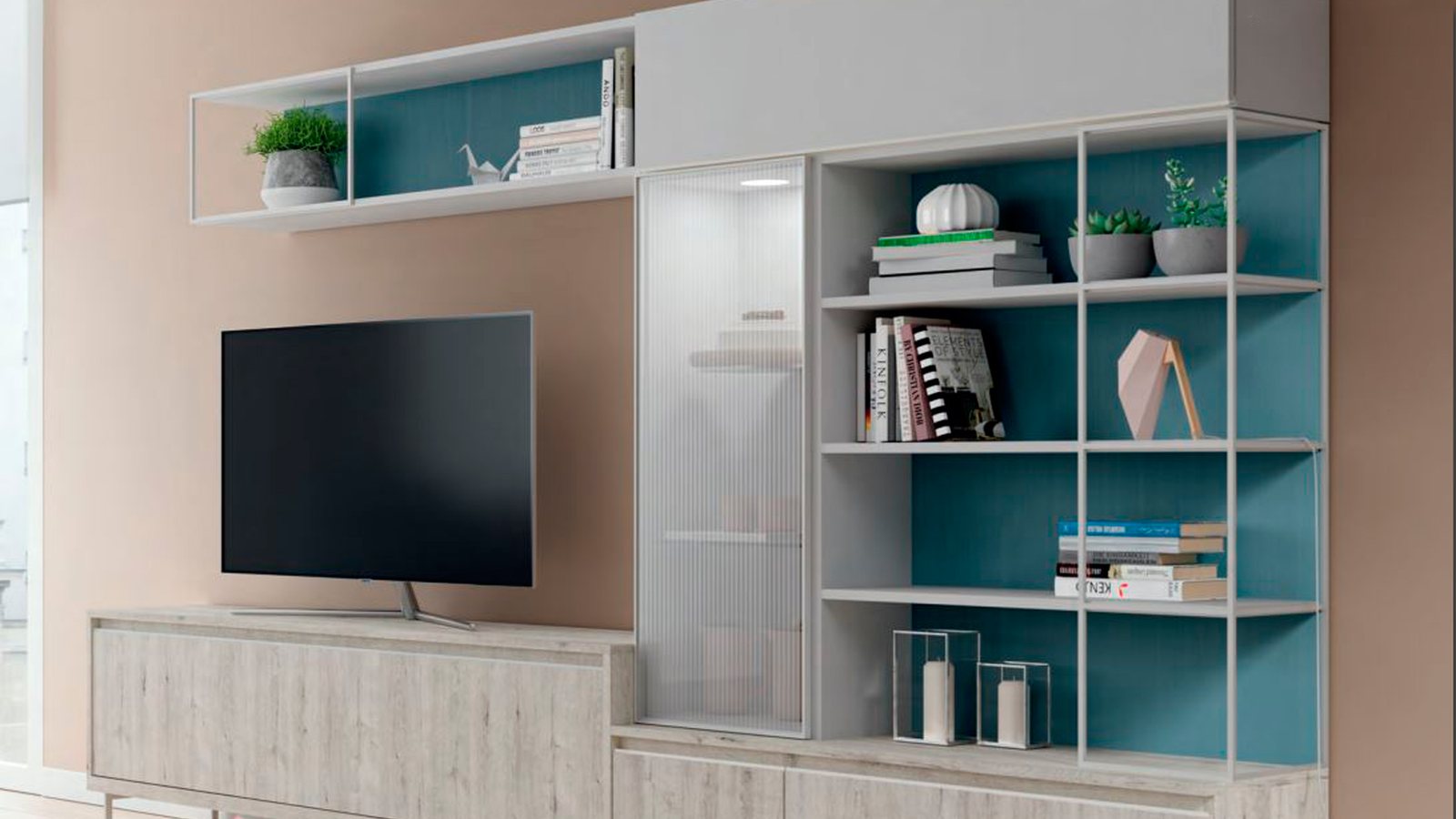 Composición de salón de pared a pared: mueble bajo de madera clara, vitrina de cristal, estantería con fondo azul petróleo y módulos colgados