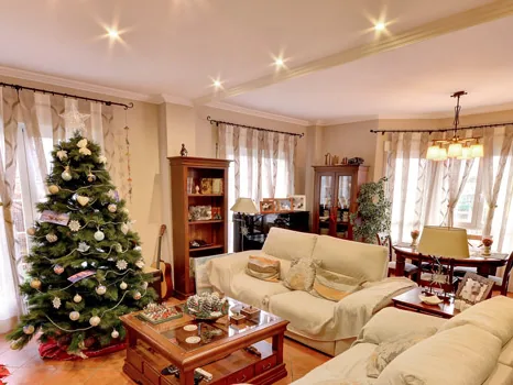 Salón con cortinas de tablas y árbol de Navidad