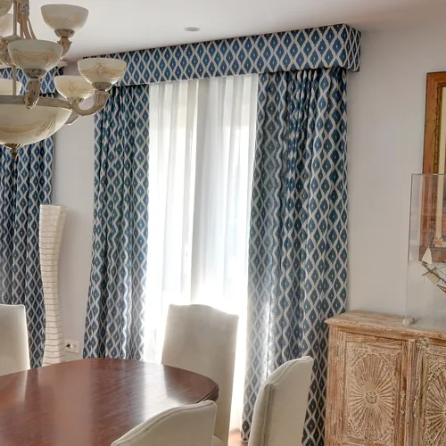 Galería tapizada con la misma tela geométrica azul de las cortinas del salón comedor