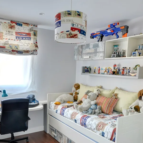 Habitación juvenil con la lámpara del techo tapizada con la misma tela del estor y del edredón