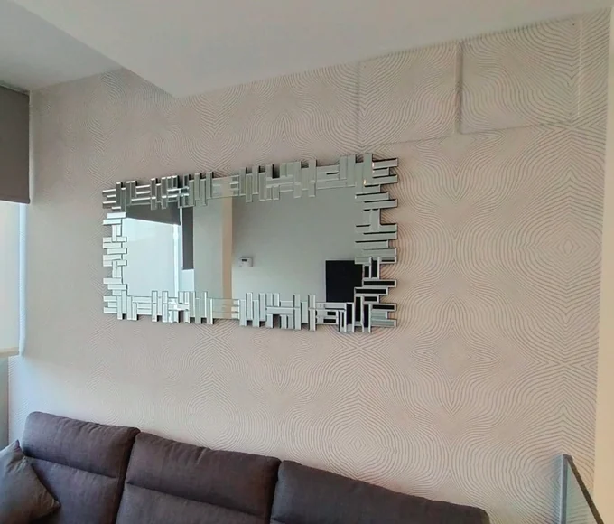 Salón con papel pintado y espejo