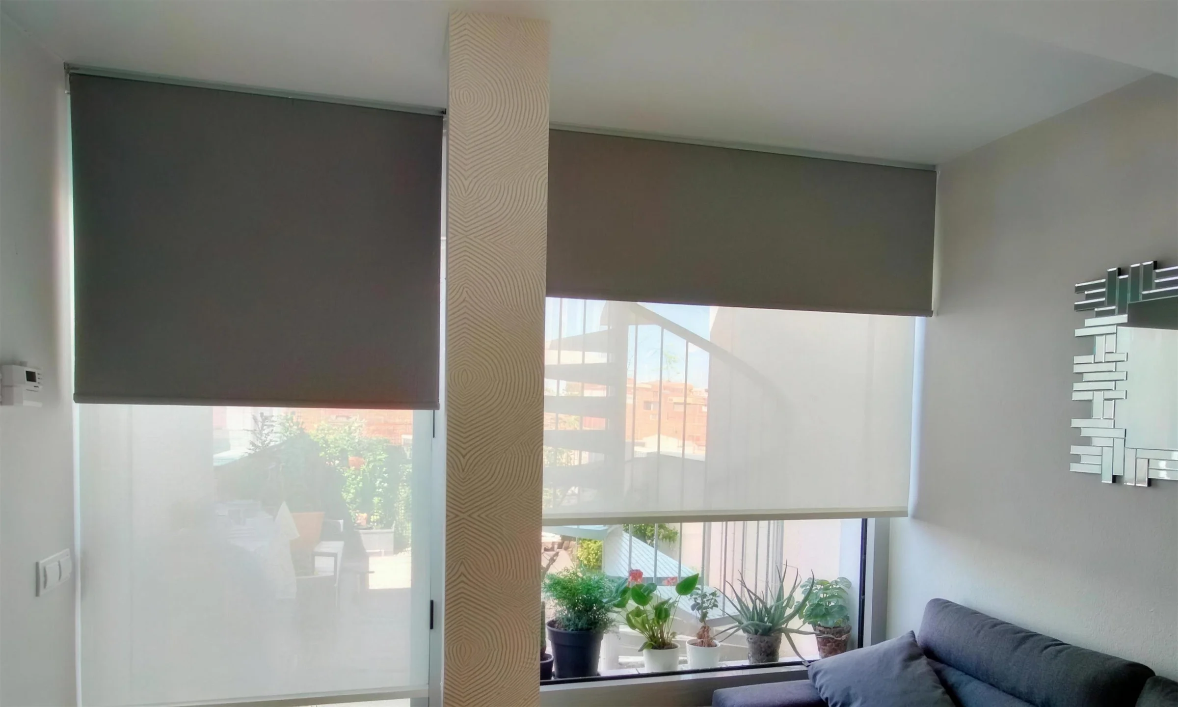 Salón con columna empapelada y estor doble