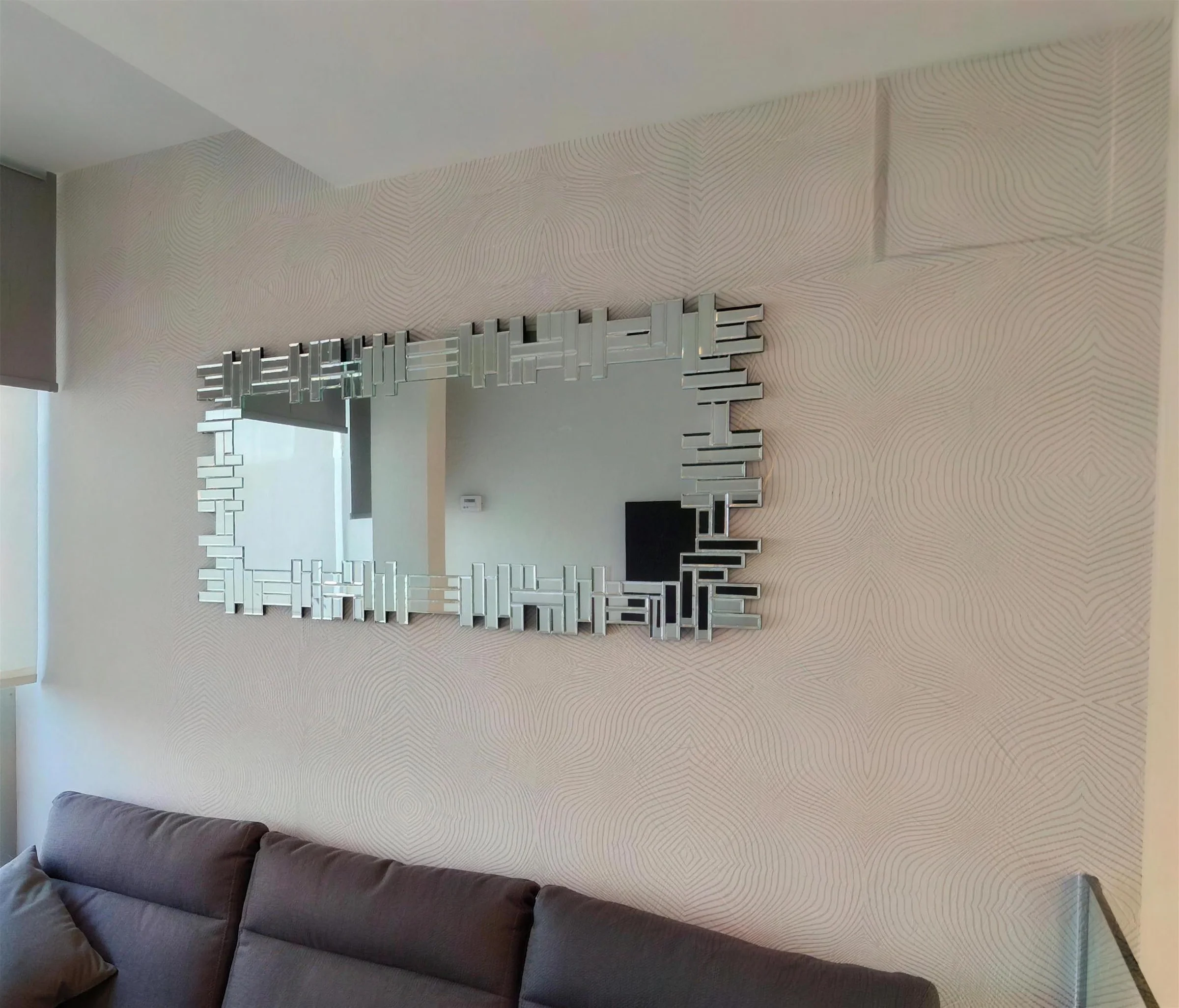 Salón con papel pintado y espejo