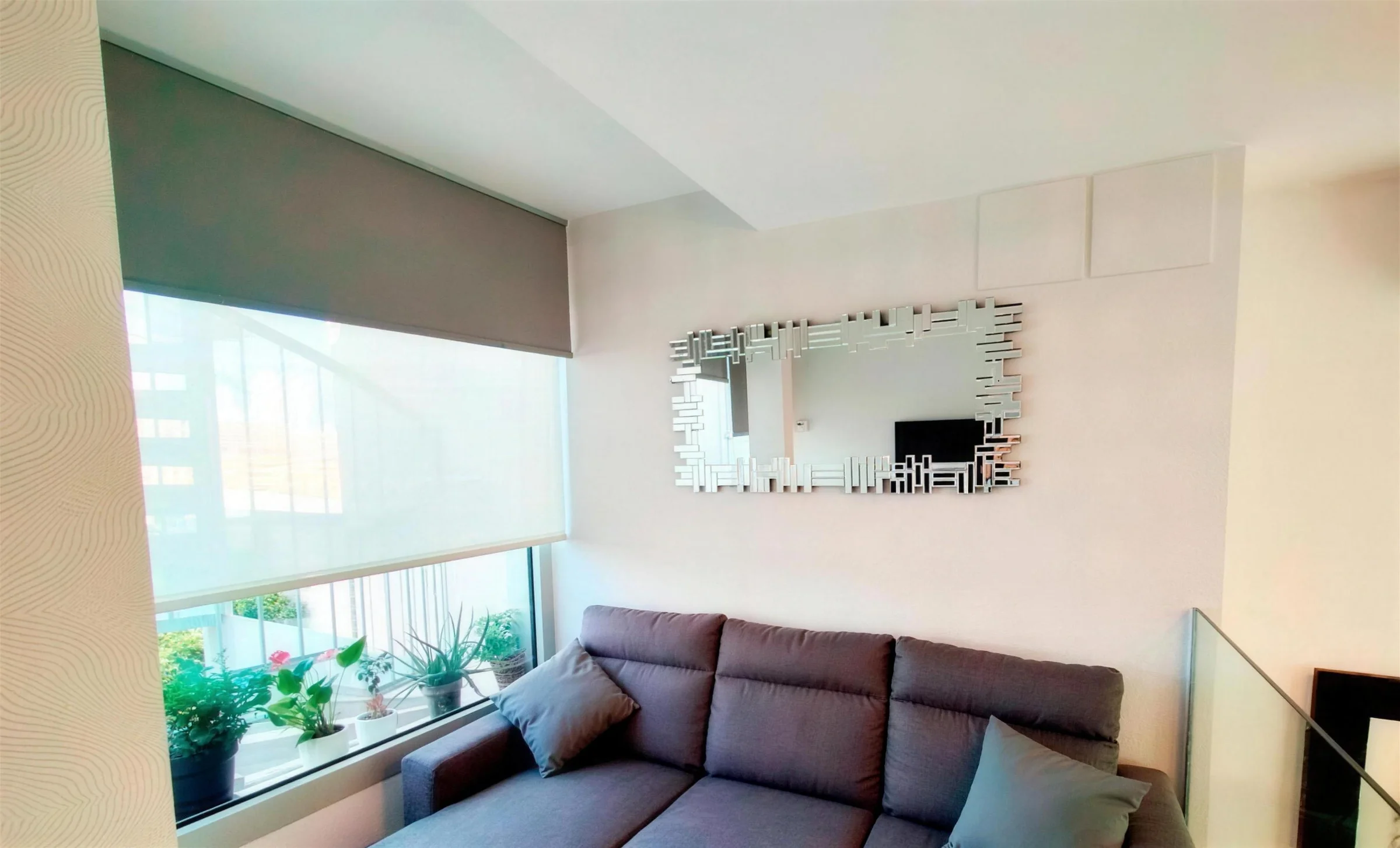 Salón con papel pintado y estores enrollables